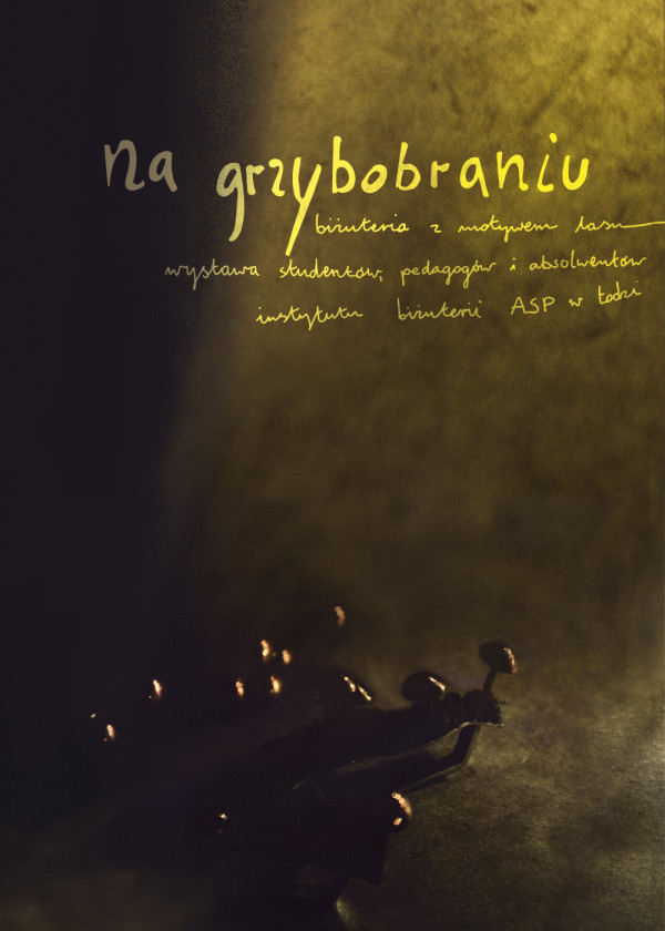 ciemny plakat przedstawiający niewielkie grzyby; znajdują się na nim też żółte napisy informujące