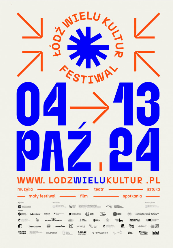 plakat – na jego beżowym tle znajdują się niebieskie i pomarańczowe napisy info, ze strzałkami i festiwalowym logo, przypominającym wieloramienną gwiazdę